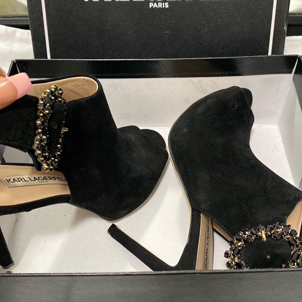 Black open toed heals.